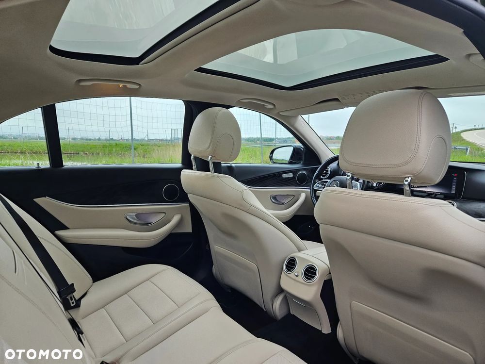 Mercedes-Benz Klasa E 220 d 4-Matic 9G-TRONIC - 23