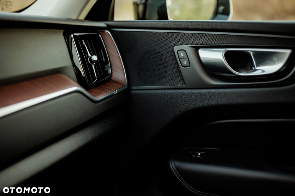 Volvo XC 60 B5 B AWD Plus Black Edition - 35