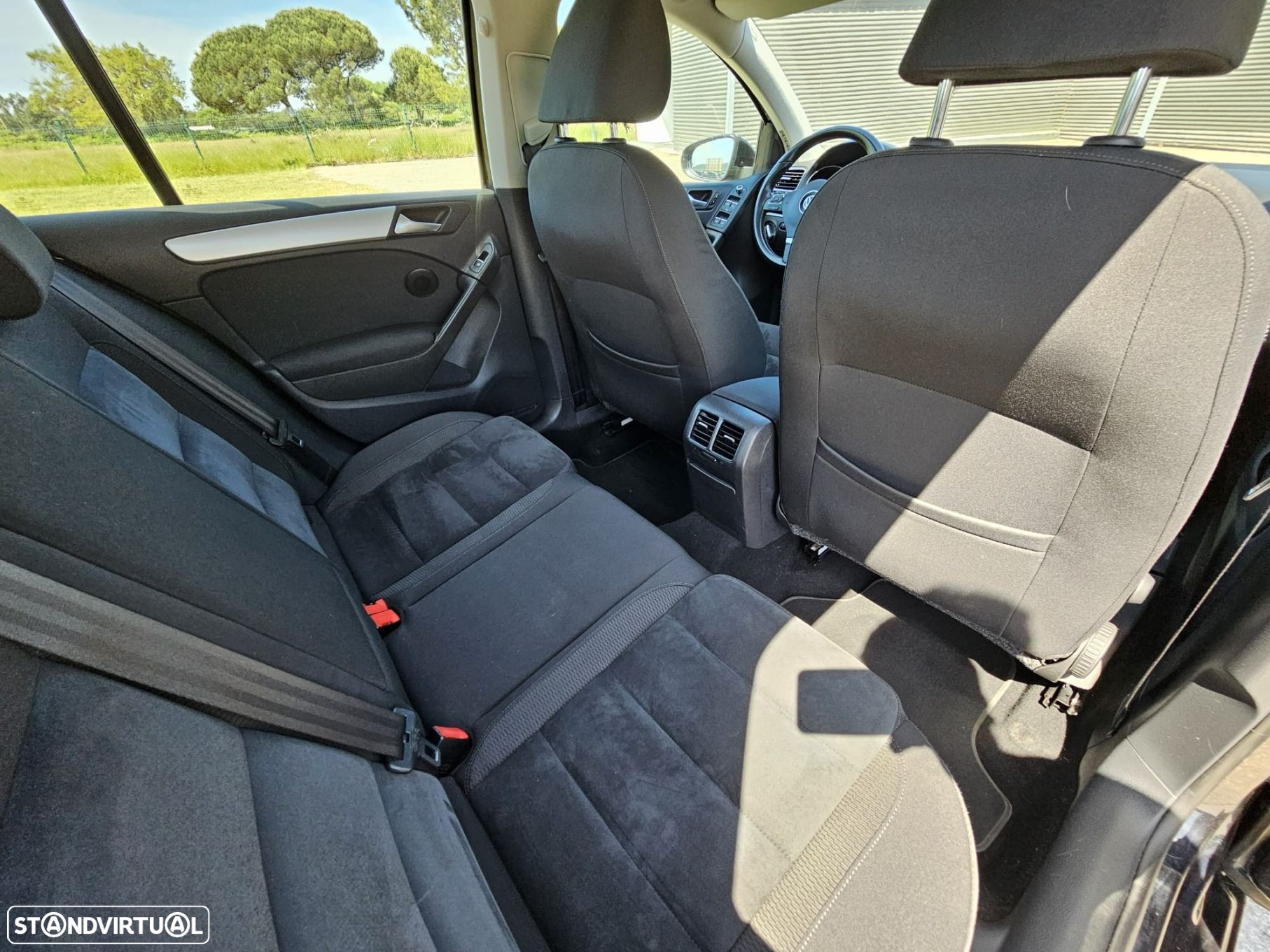 VW Golf 1.6 TDi Highline DSG - 24