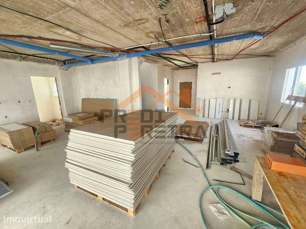 Moradia T4 em fase de construção, situada no Bairro Casal São Sebas... - Grande imagem: 2/28