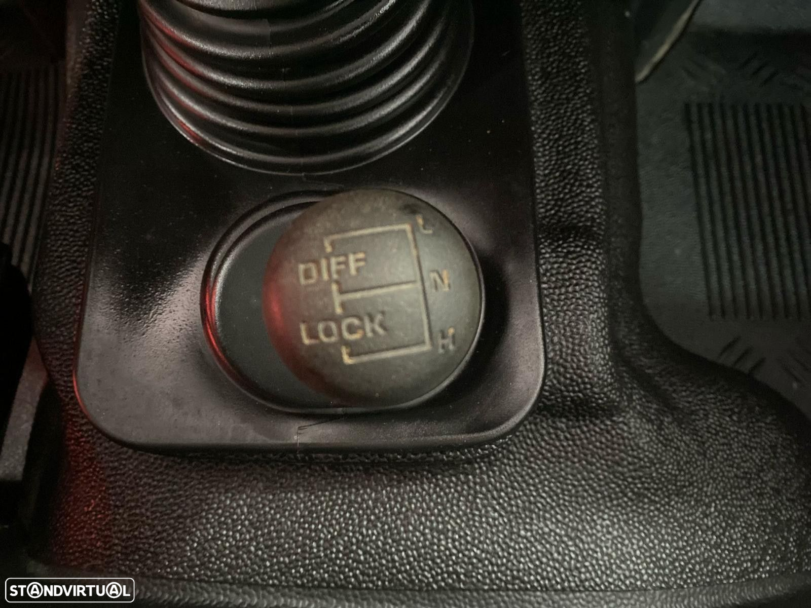 Land Rover Defender 90 2.5 TD5 Metal Top - 24