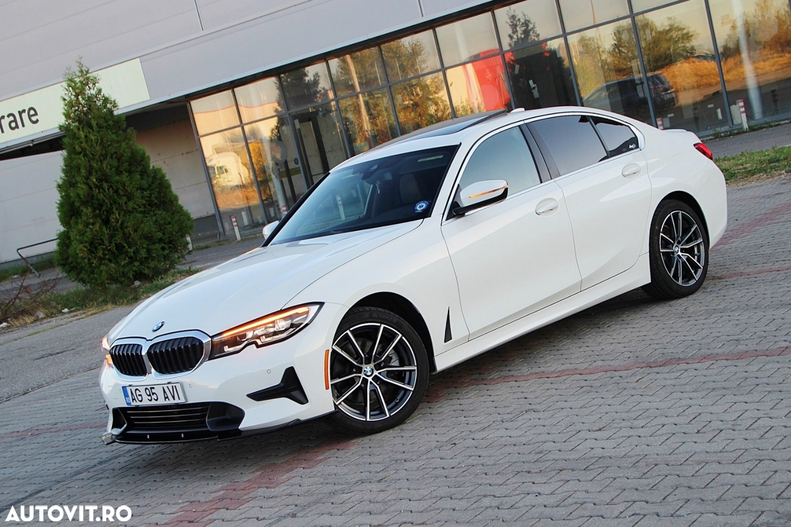 BMW Seria 3 330i xDrive Aut. Sport Line - 4