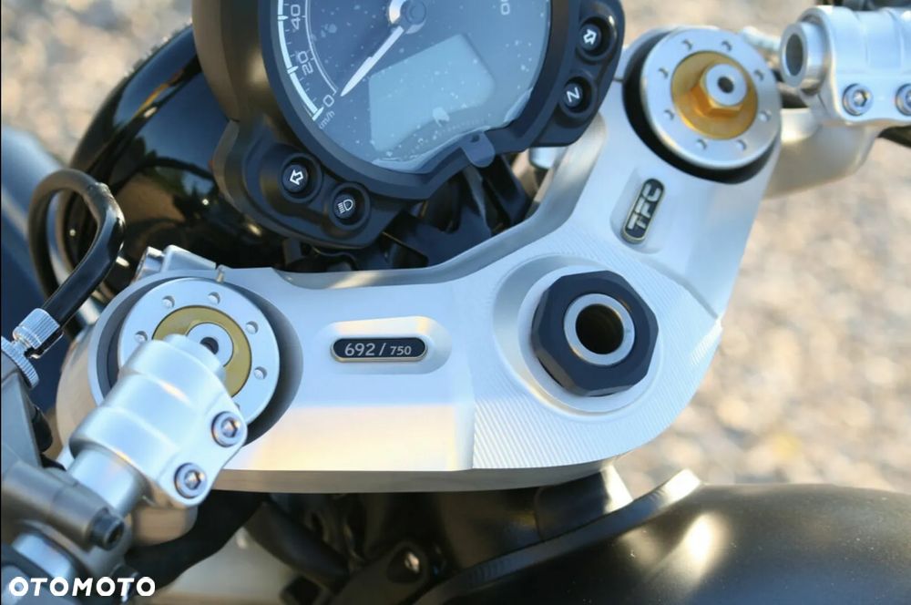 Triumph Bonneville Bobber - 11