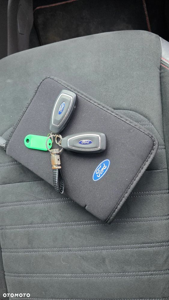 Ford Kuga 1.5 EcoBoost 2x4 ST-Line - 28