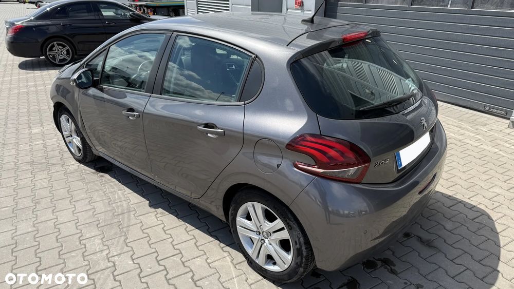 Peugeot 208 - 8
