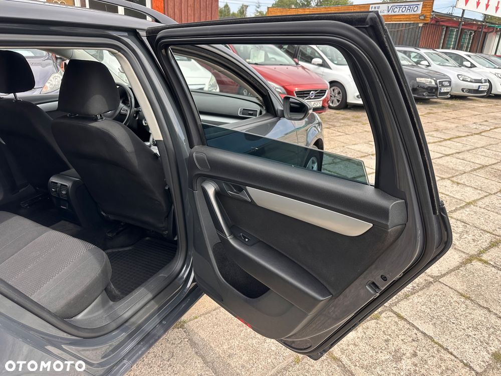 Volkswagen Passat 2.0 TDI Comfortline R-Style - 14