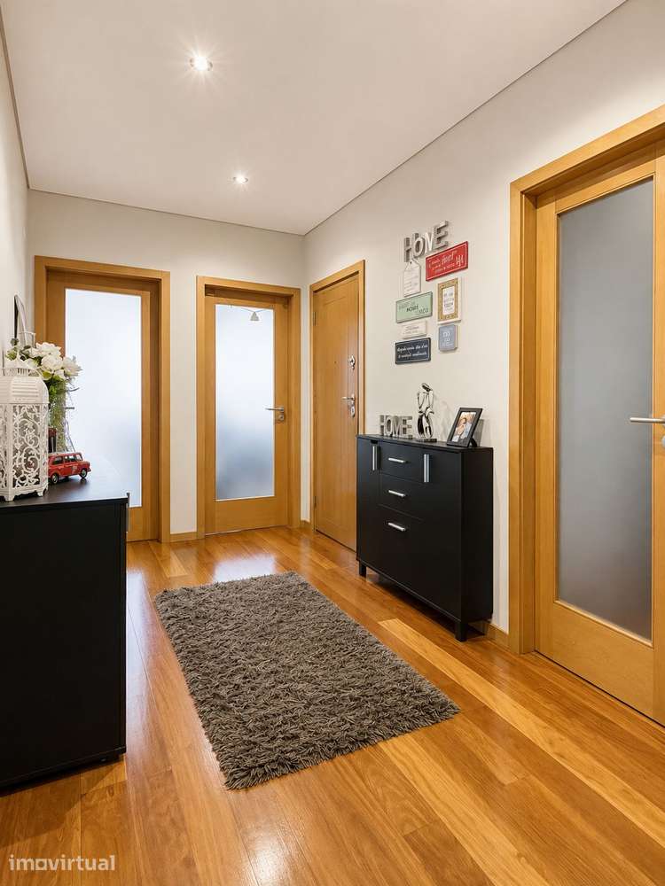 T3 com 134 m², varanda, vistas desafogadas e box fechada - Grande imagem: 4/22
