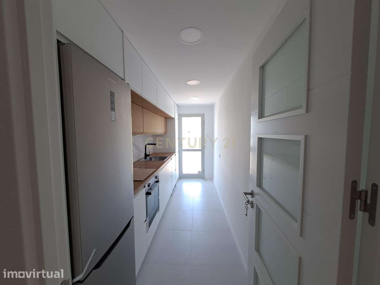 T2 Totalmente Remodelado em Almada | Luminosidade, Conforto e Localiza - Grande imagem: 2/25