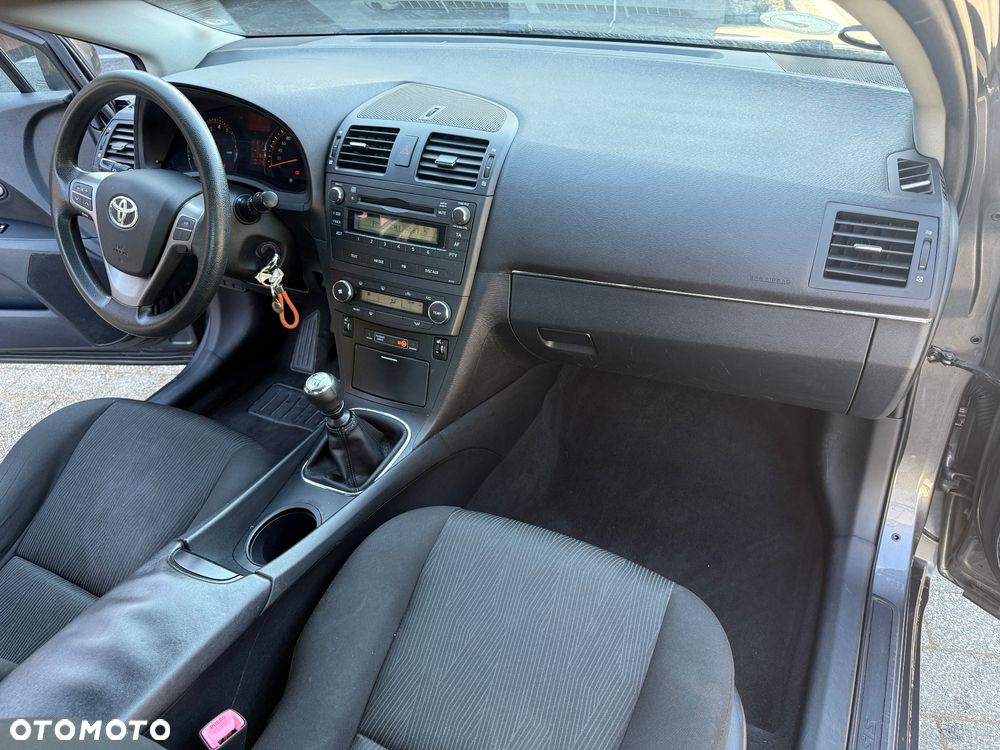 Toyota Avensis 1.8 Comfort - 24