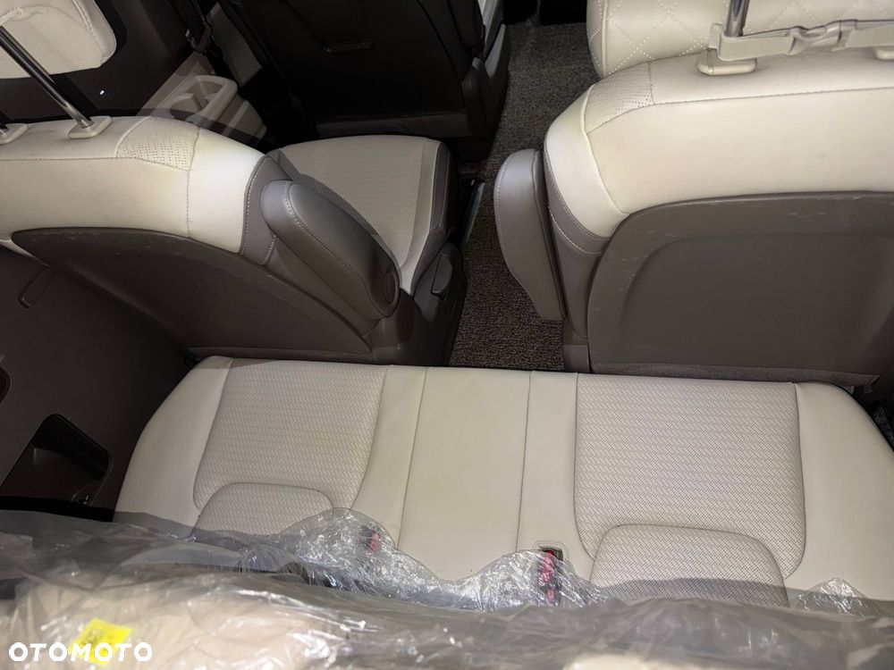 Kia Carnival - 27