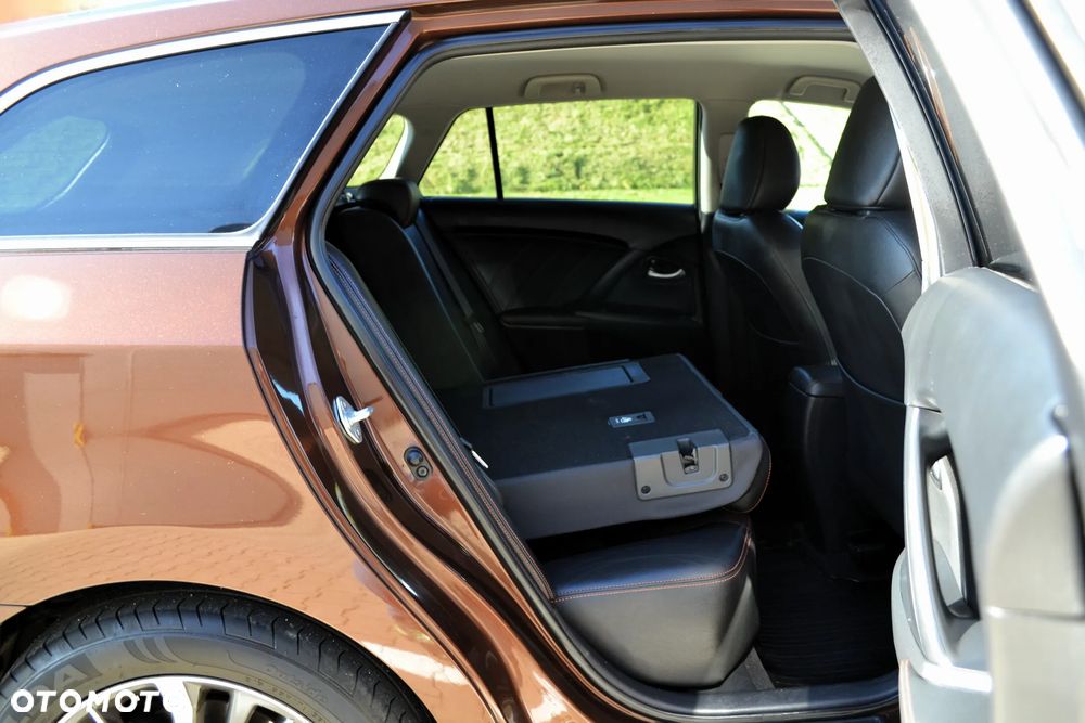 Toyota Avensis Combi 1.8 Executive - 13
