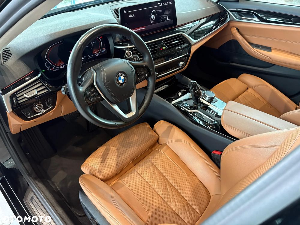 BMW Seria 5 530i xDrive mHEV - 12