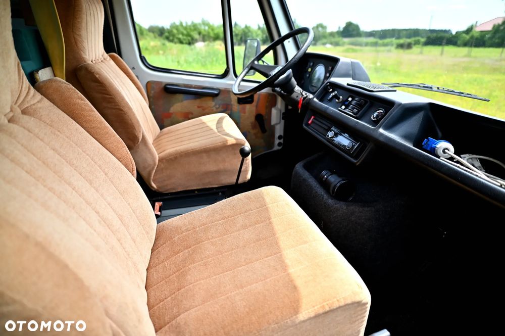 Mercedes-Benz 409D - 12
