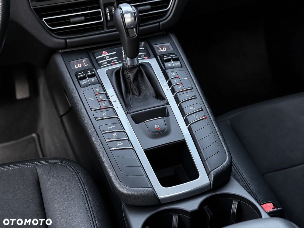 Porsche Macan - 24