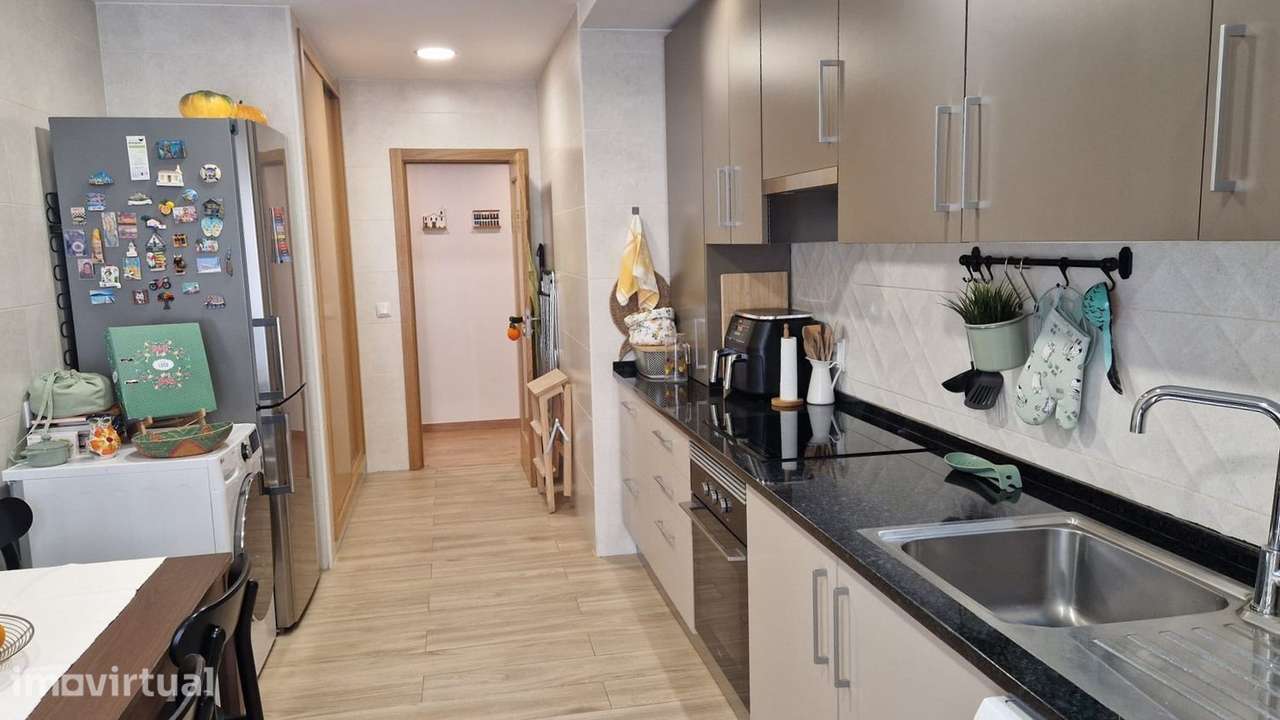 T3 - Tebaída - Completamente Renovado - Garagem e Vista desafogada - Grande imagem: 2/25