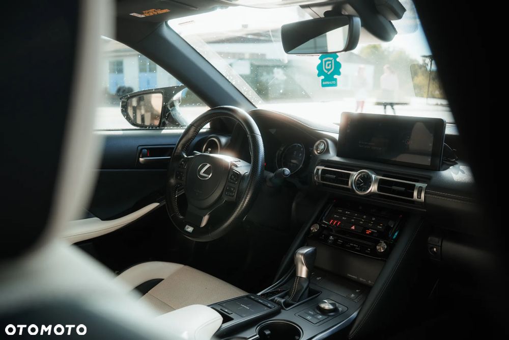 Lexus IS - 12