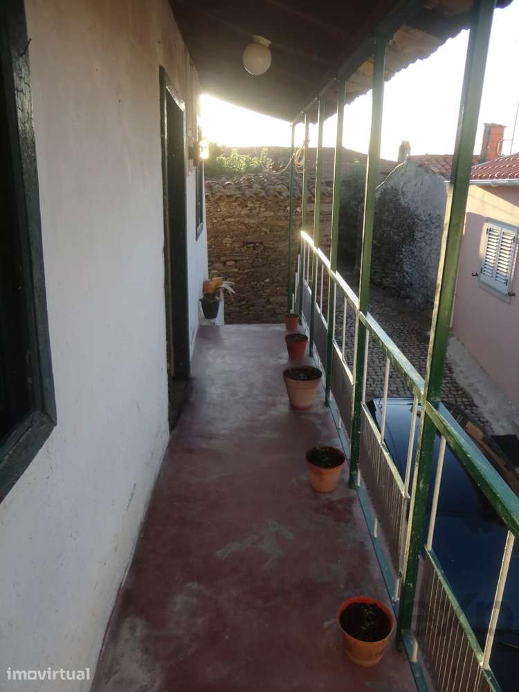 Moradia para Remodelação Total em Santa Maria de Émeres, Valpaços - Grande imagem: 2/13