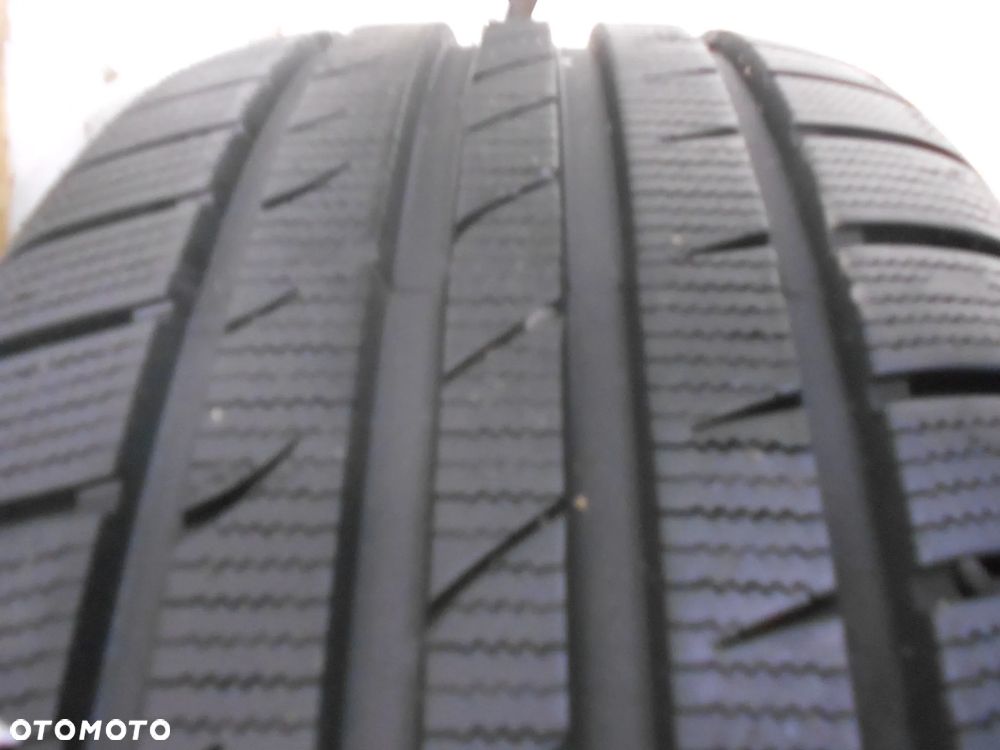 OPONA POJEDYNKA 215/55R16 SUPERIA BLUEWIN UHP DOT 2623 8MM - 2
