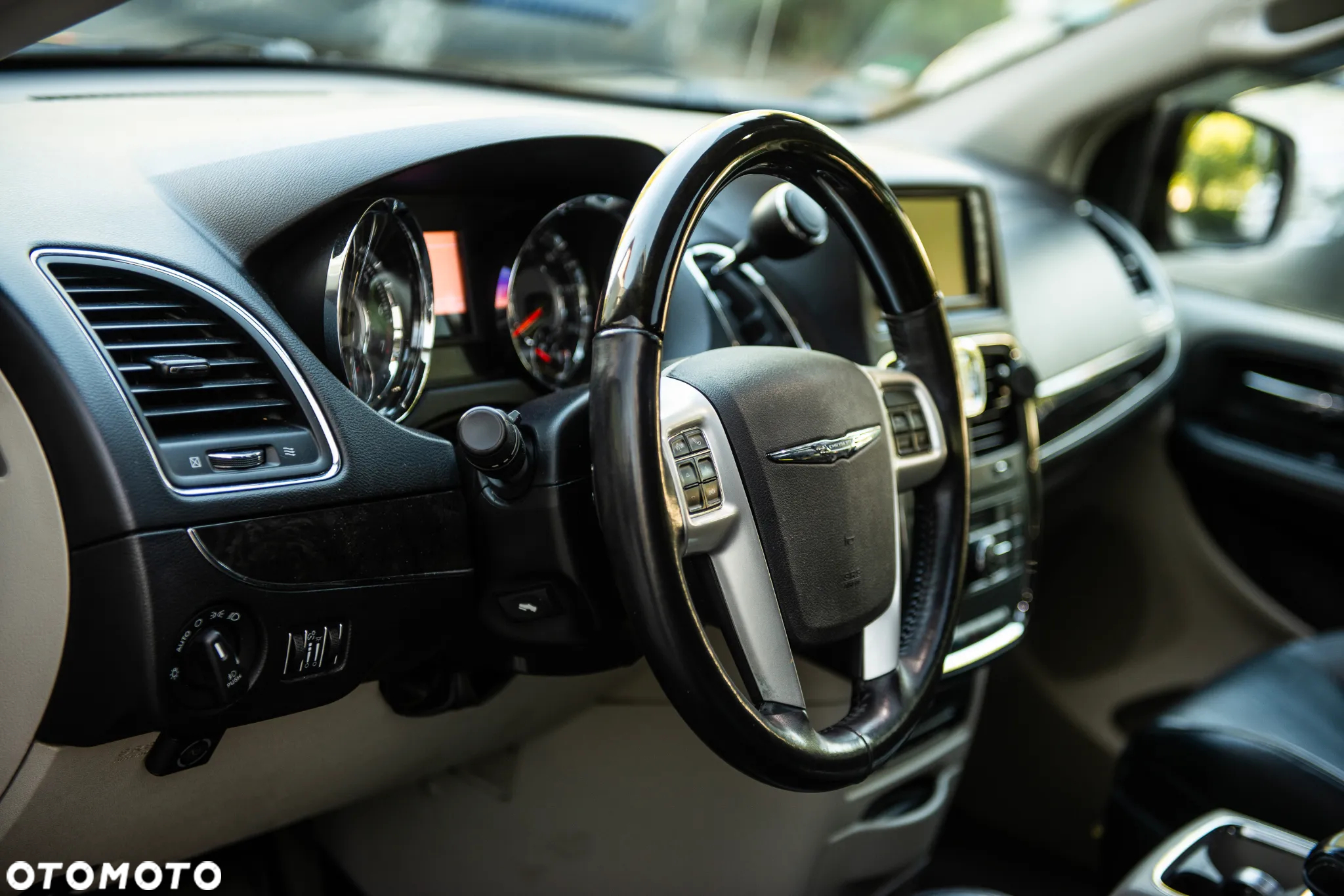 Chrysler Town & Country 3.6 Limited - 19