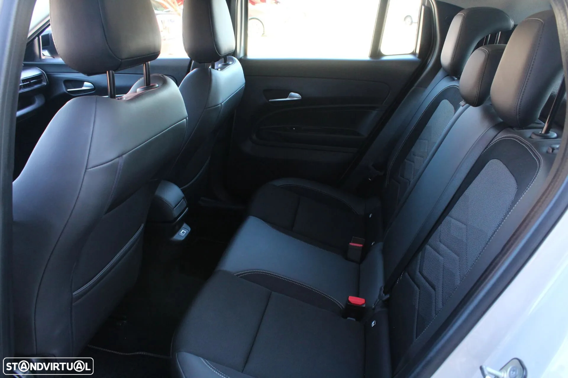 Jeep Avenger 1.2 GSE T3 Altitude - 11