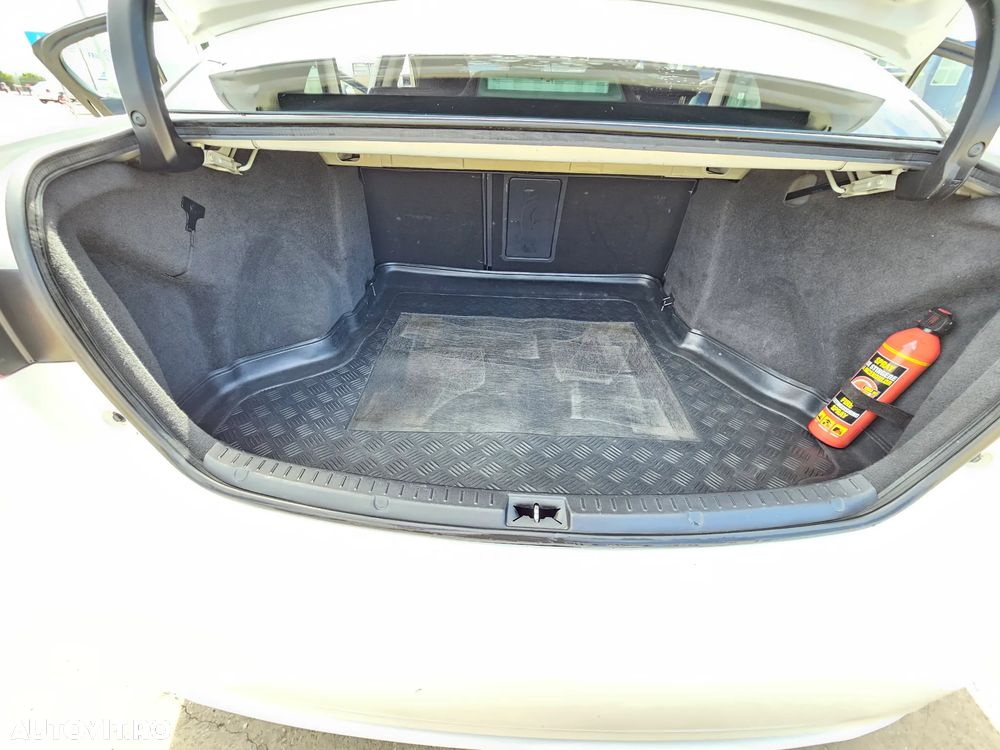 Toyota Avensis 2.0 D-4D Executive Terracotta - 12