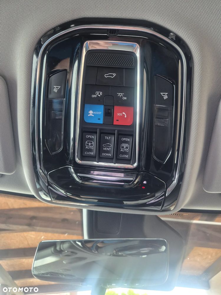 Jeep Grand Cherokee - 32