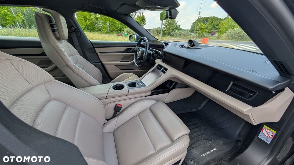 Porsche Taycan 4 - 9
