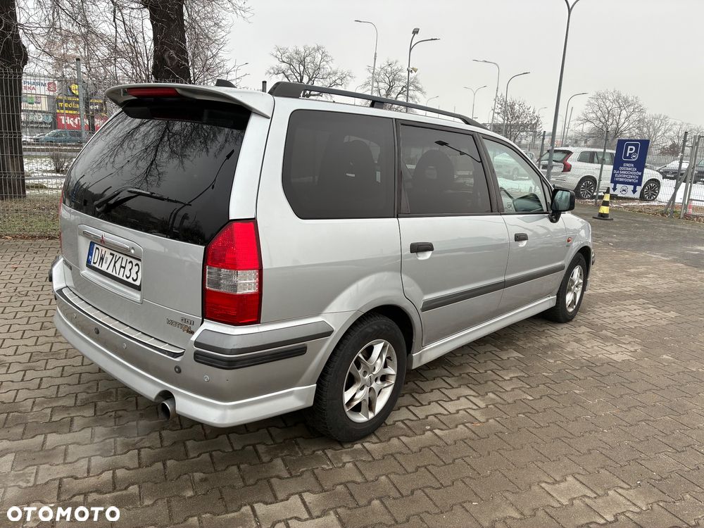 Mitsubishi Space Wagon - 5