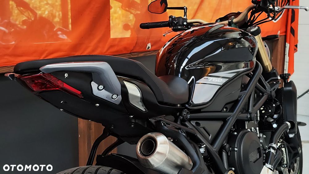 Benelli 752 S - 12
