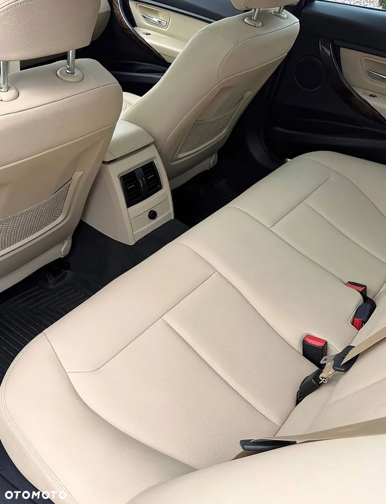 BMW Seria 3 320i xDrive - 9