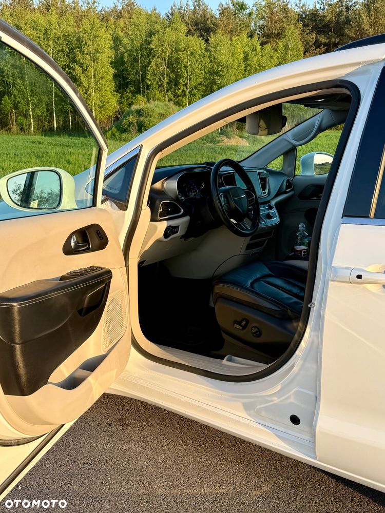 Chrysler Pacifica - 17