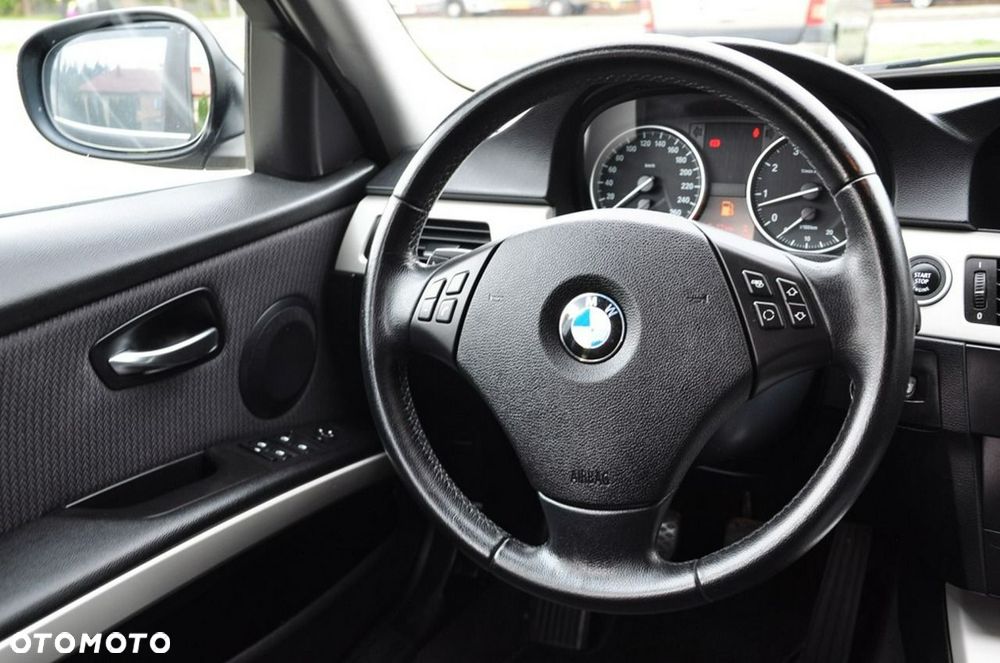 BMW Seria 3 325i Edition Exclusive - 29
