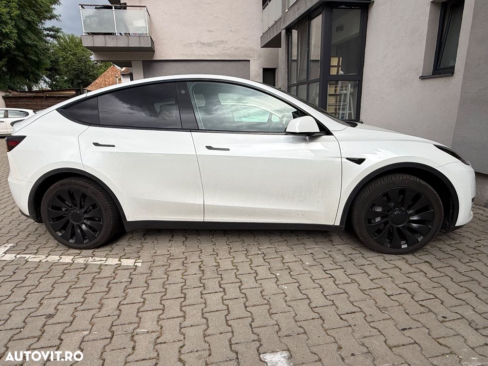 Tesla Model Y - 2