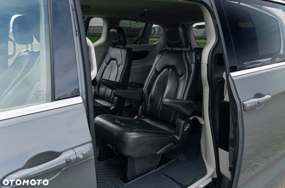 Chrysler Pacifica - 16