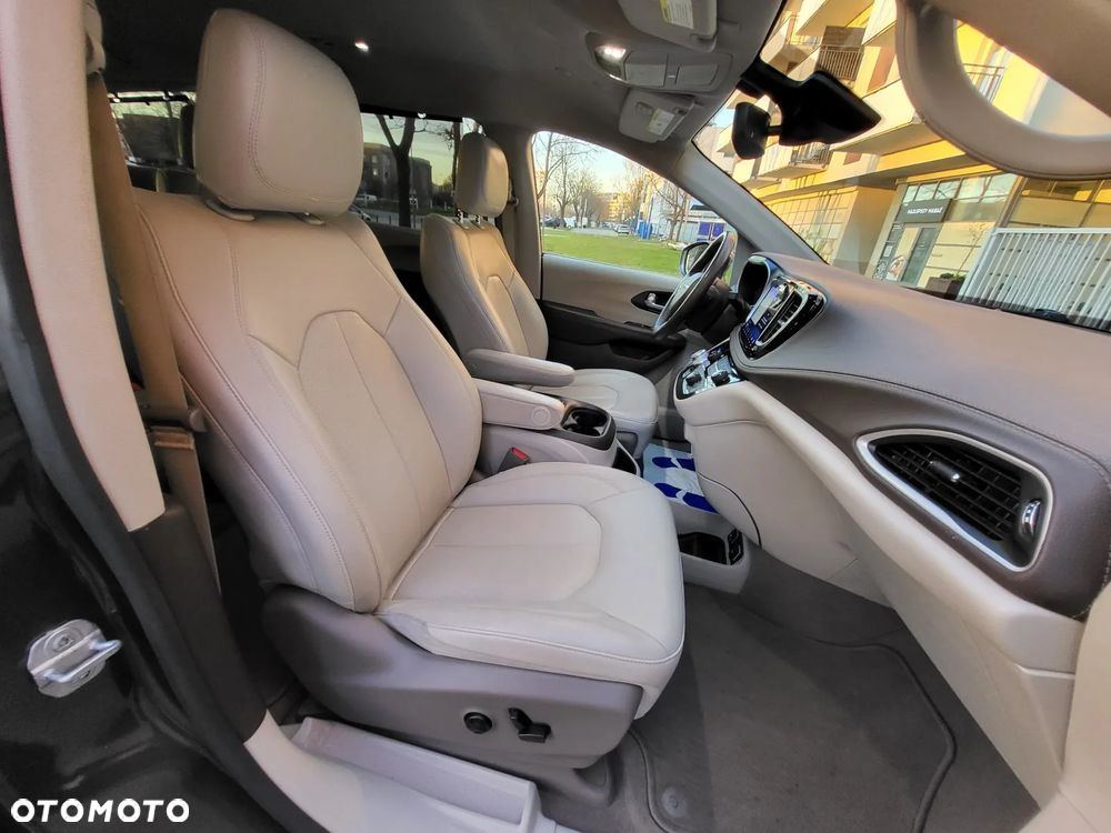 Chrysler Pacifica - 36