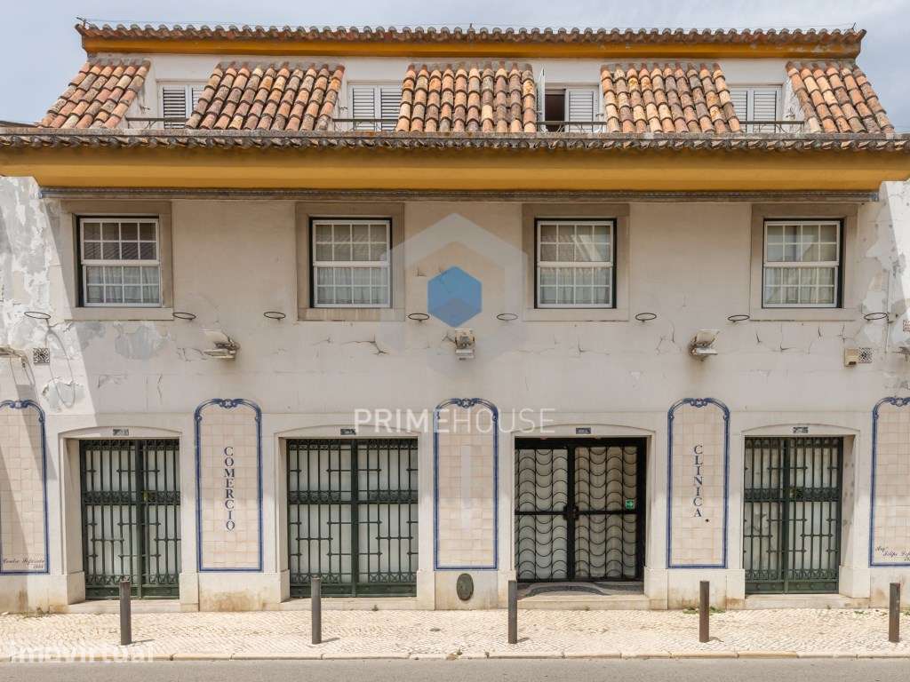 Prédio emblemático no Centro de Azeitão - Grande imagem: 2/58