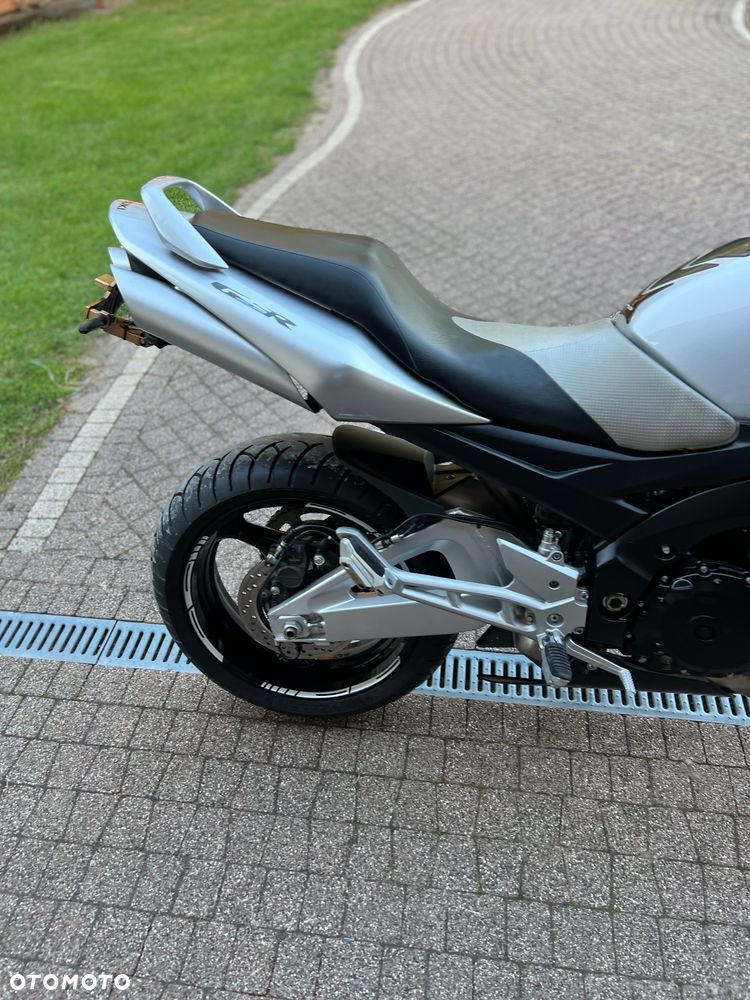 Suzuki GSR - 24