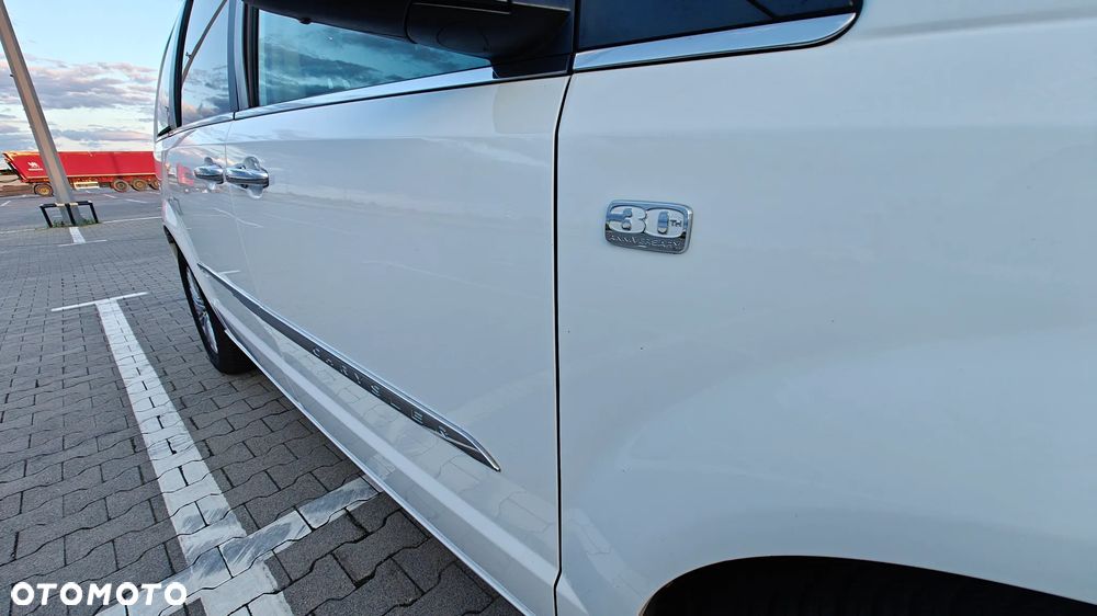Chrysler Town & Country - 32