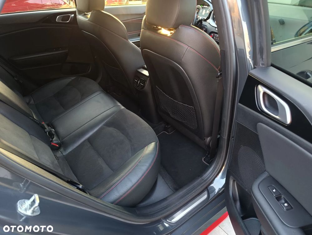 Kia ProCeed 1.6 T-GDI GT DCT - 11