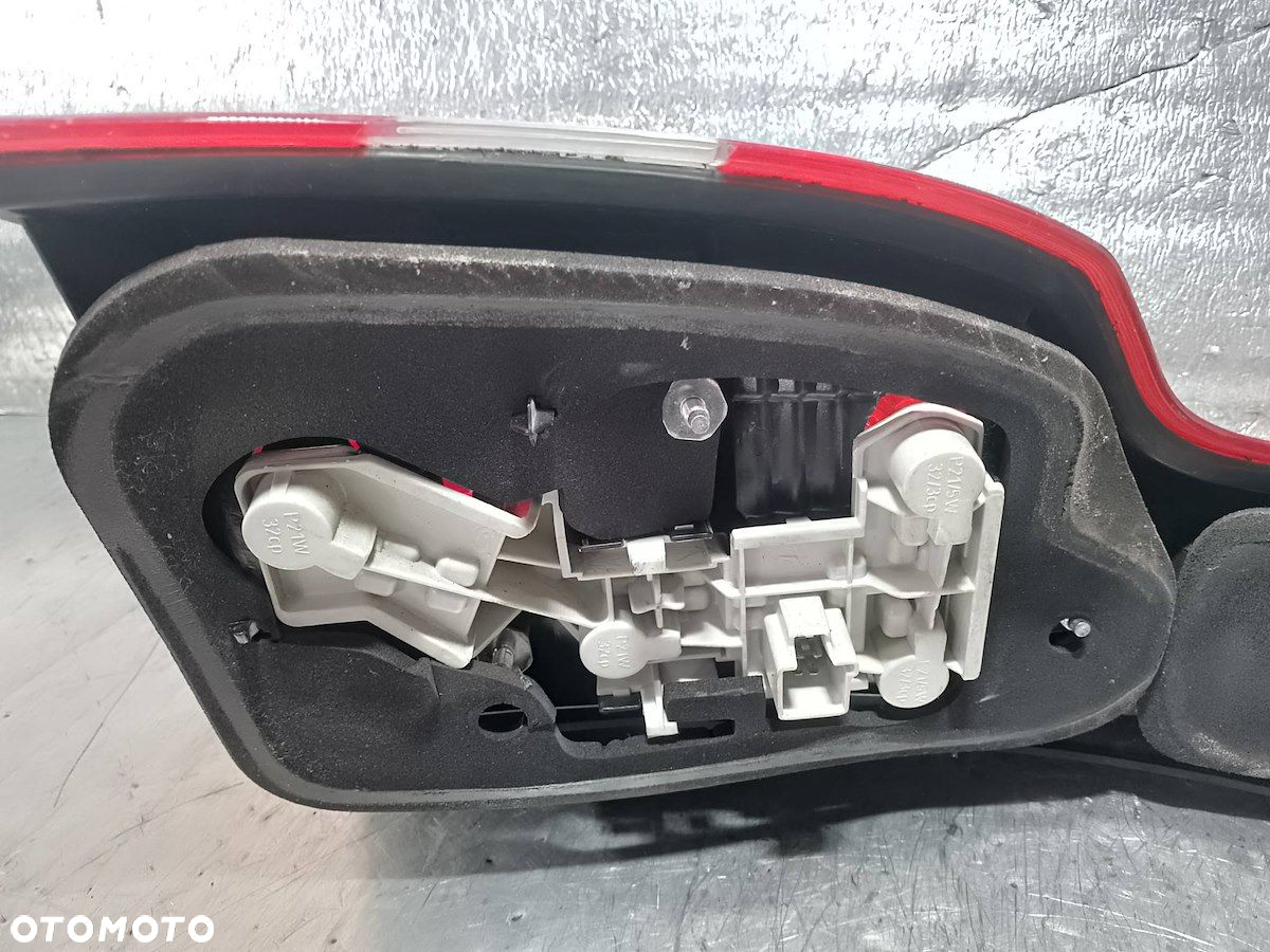 LAMPA TYLNA PRAWA VOLVO V50 30678748 KOMBI - 3