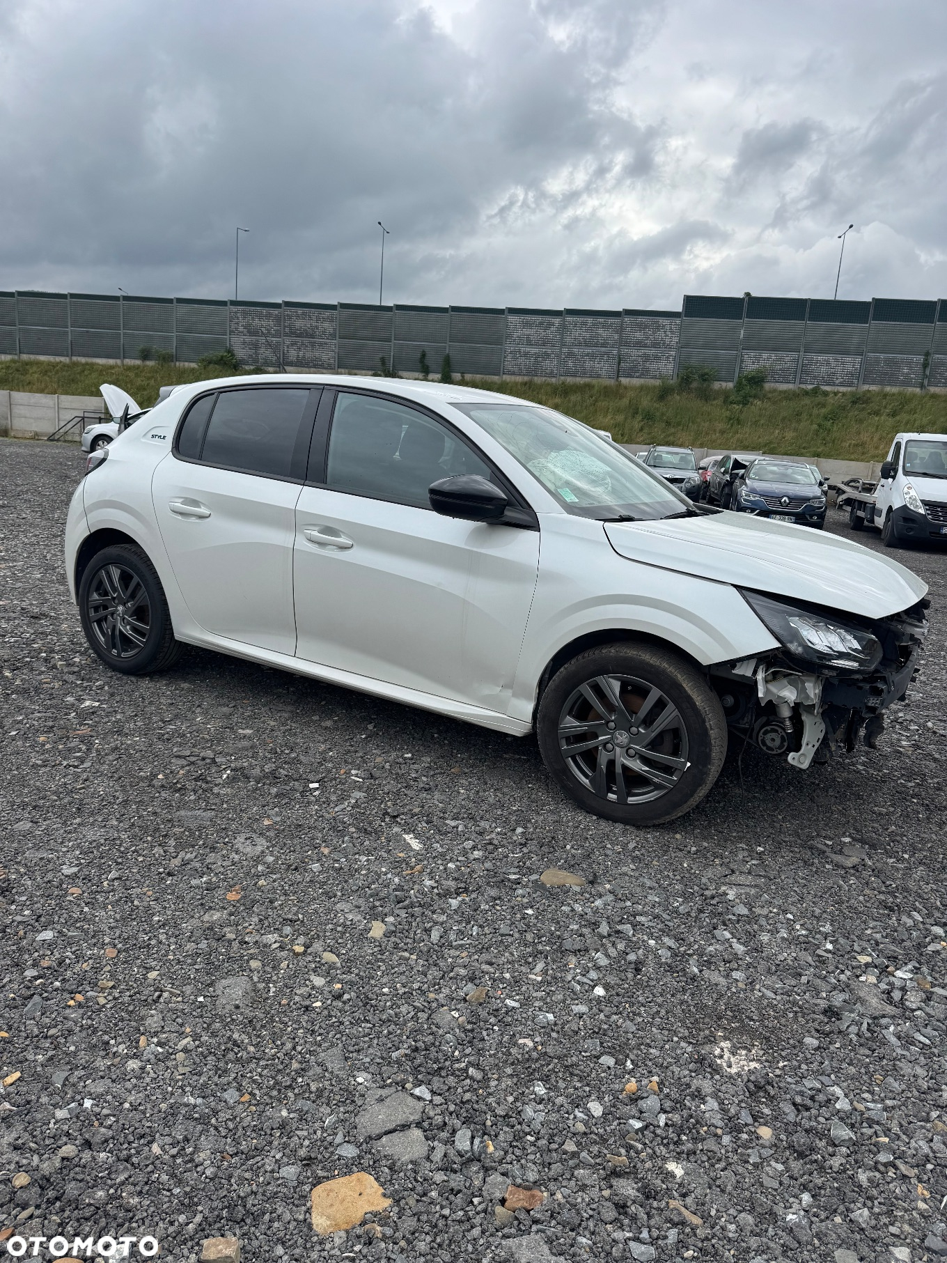 Peugeot 208 - 8