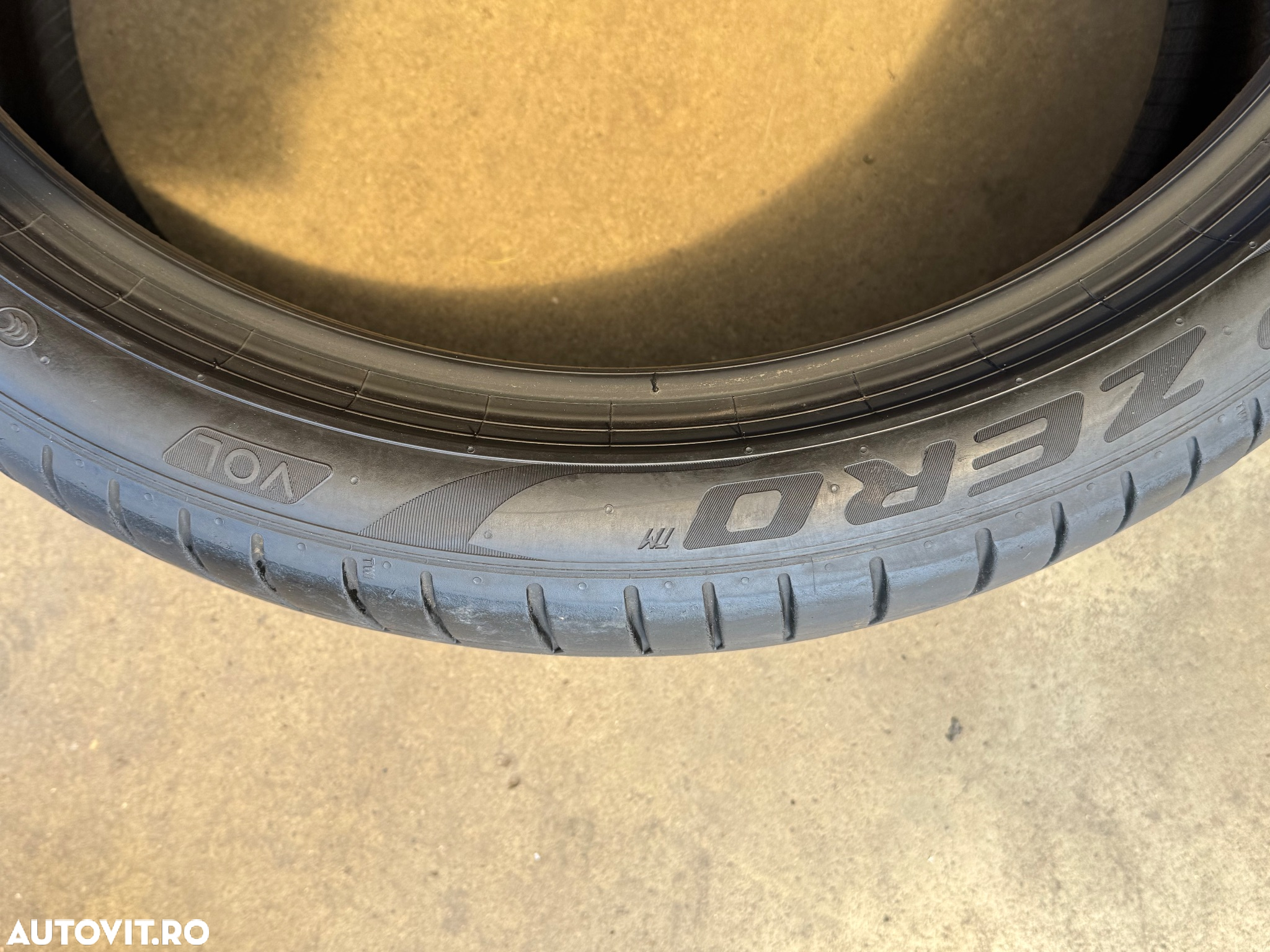 Vând 2 anvelope 275/35/22 Pirelli de vară la 6mm - 7