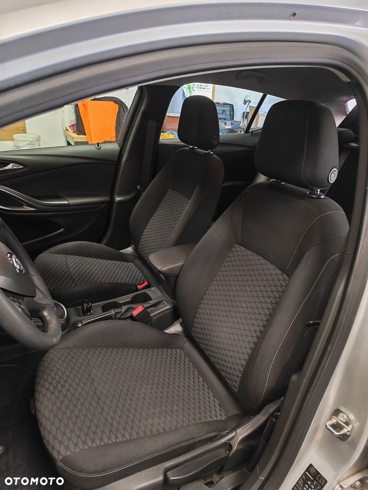 Opel Astra 1.6 CDTI Essentia - 10