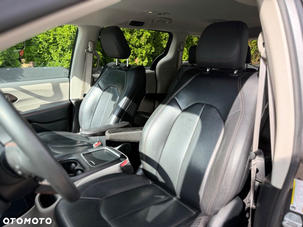 Chrysler Pacifica - 12