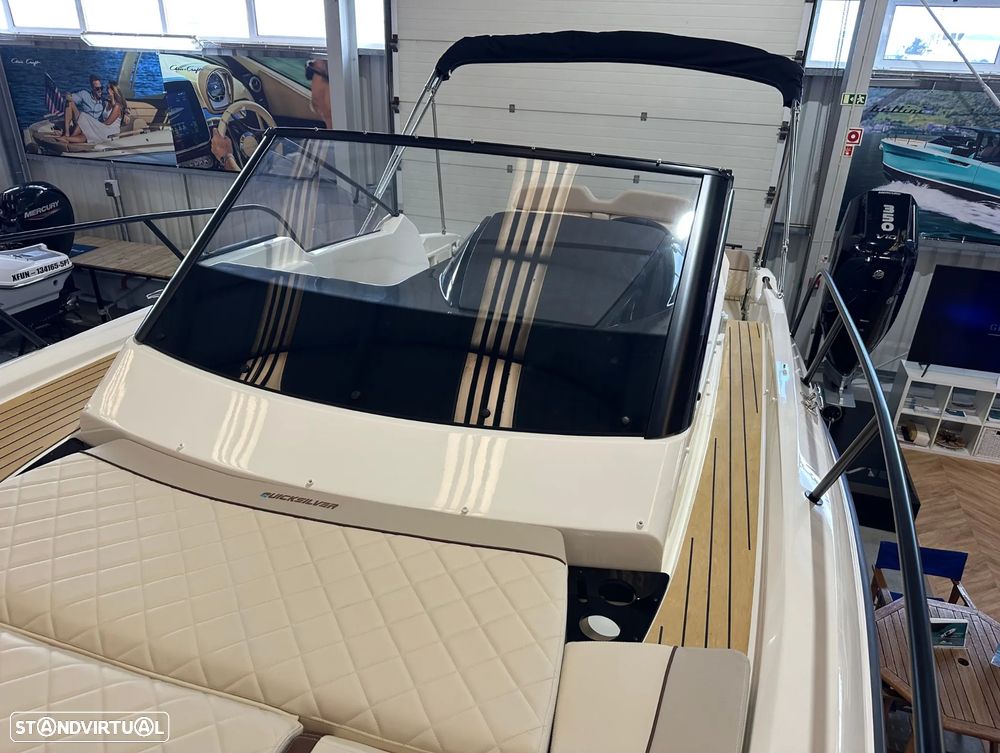 Quicksilver Activ 875 Sundeck - 11