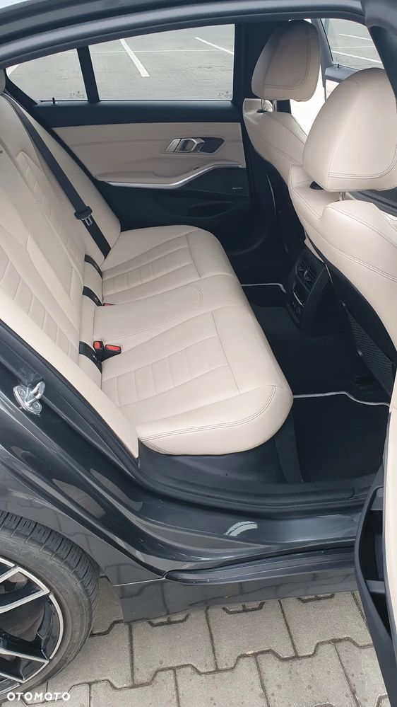 BMW Seria 3 330i xDrive Luxury Line sport - 22