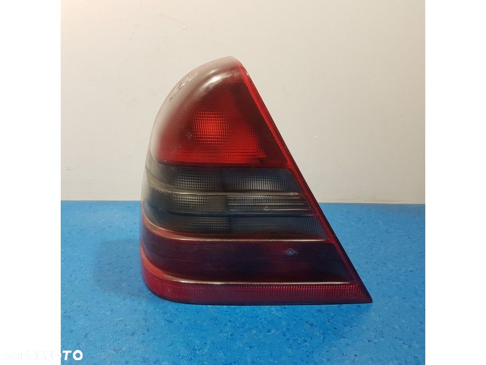 MERCEDES-BENZ I LAMPA TYŁ LEWA ZEWNĘTRZNA - 1