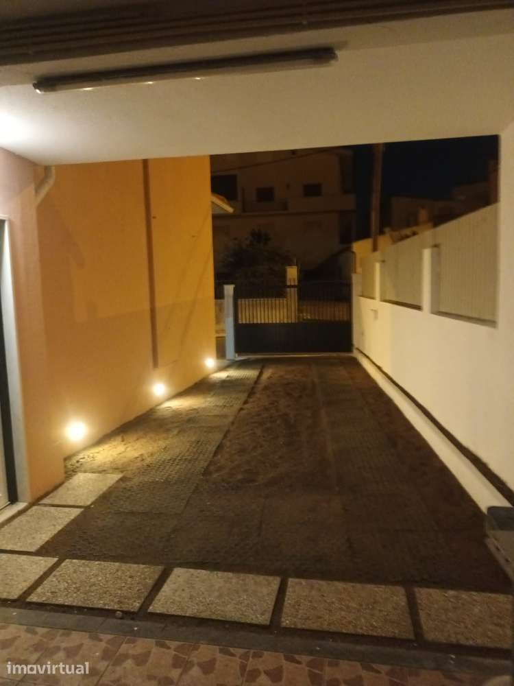 Moradia T5 Isolada com Jardim, alpendre e garagem para 3 +2 carros - Grande imagem: 4/32