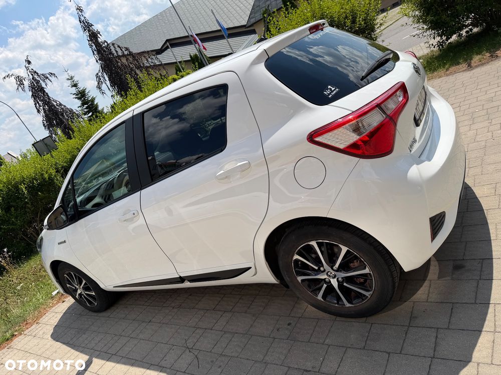 Toyota Yaris Hybrid 100 Premium - 4