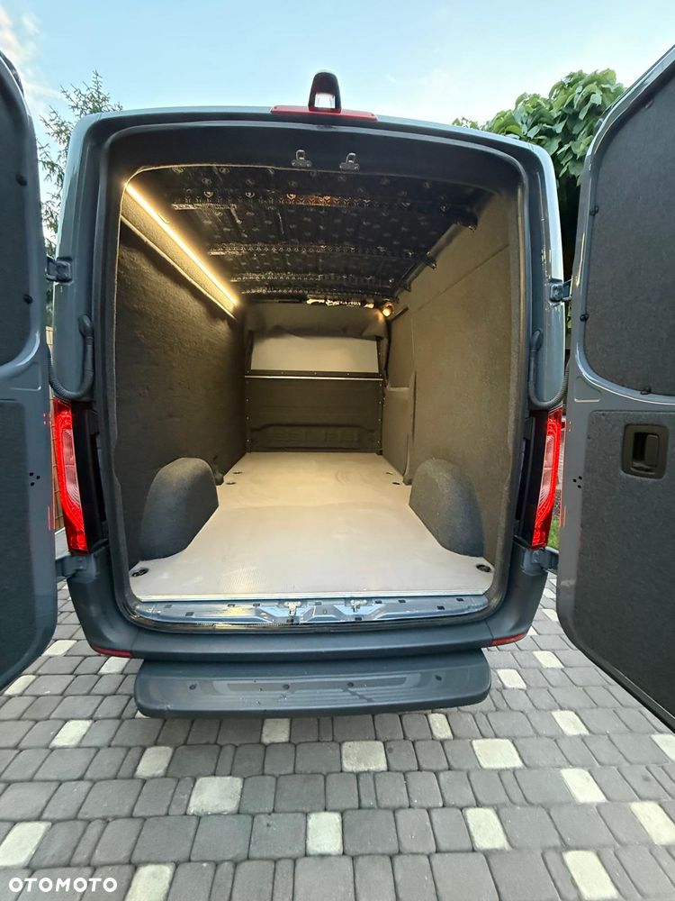 Mercedes-Benz Sprinter - 2